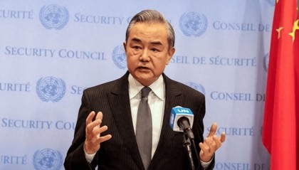 紧握巴勒斯坦代表双手，王毅发自肺腑的一句话，让在场人眼圈泛红