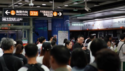 广州地铁提醒乘客预留进站时间，携带物品均需“过机”