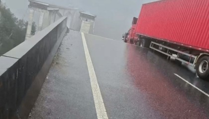 网传厦蓉高速段千秋大桥部分坍塌，疑有车辆坠桥，当地：已派两队人前往核实，暂无反馈