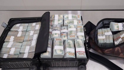 行李里塞满美金，折合人民币超1600万元！被海关查获！
