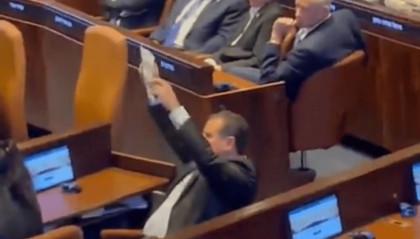 特朗普以色列议会发言遭打断，两名左翼议员被拖离