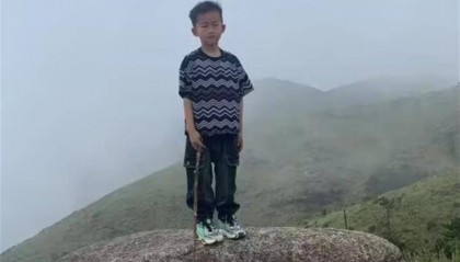 福建8岁男童爬山失踪两天，游客意外拍下他在山顶的影像，家长讲述细节