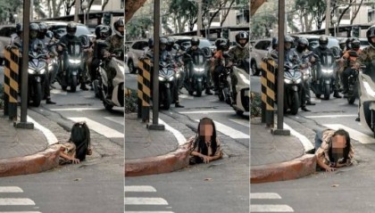 女子从菲律宾闹市排水道爬出，画面惊悚像恐怖电影