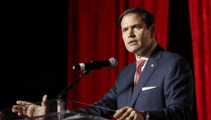 24小时不出声，港澳办坐不住了，企业家选了错误选项，特朗普又出一计