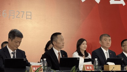万科董事长辛杰辞职！年薪0元、原定明年退休，曾多次代表深铁力挺万科