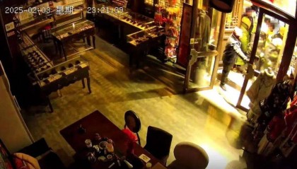 一店铺未按要求彻夜亮灯被撬锁开灯？多方回应！