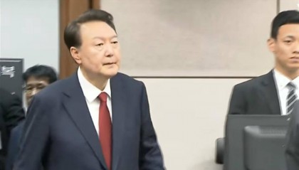 尹锡悦首张庭审照片曝光，一身西装配红领带，上次出庭曾发言93分钟