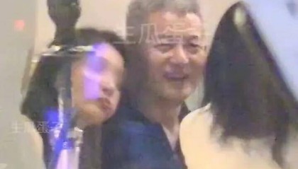 那英老公孟桐被曝出轨，与美女亲密依偎并趁那英不在带回家