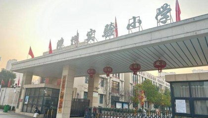 一所县城小学领导被曝套取学生伙食费 记者调查：涉案金额或达数百万元，还收供奶企业回扣