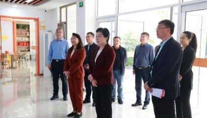 青岛西海岸新区人大常委会党组书记、主任佟海燕一行到红石崖街道调研