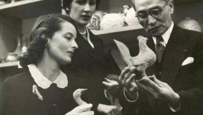 臭名昭著的文物贩子，海外流失古董一半经他流失，还娶了对母女