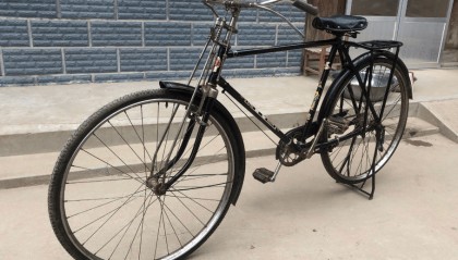 小伙子想买单车送给未婚妻, 没有外汇券售货员不肯卖,婚事都吹了