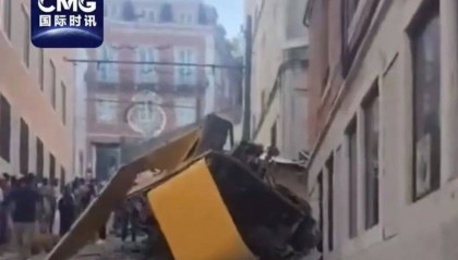 葡萄牙旅游缆车脱轨致15死18伤，死者中含外国公民，目击者：缆车全速情况下撞上建筑物