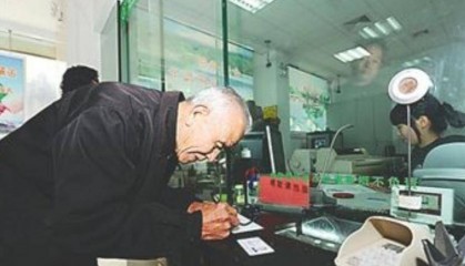 1958年，老农在银行存进77元，存了60年忘了取，最后取出了多少？