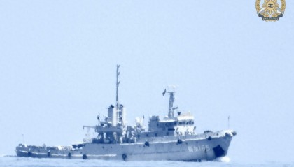 中国海军一艘拖船进入仁爱礁，菲方破防选择淡化威胁，中方时要拖走仁爱礁坐滩舰？