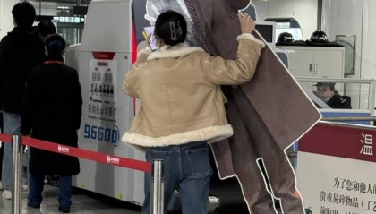 杭州女子带“檀健次”坐地铁被拦，辅警：“檀健次”超高了！