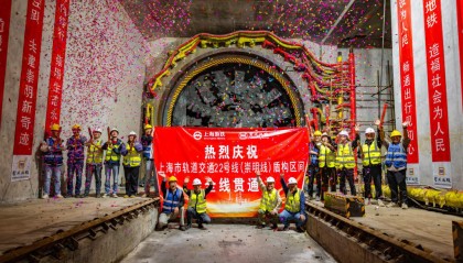上海地铁崇明线全线隧道贯通，系国内穿越长江最长的地铁线