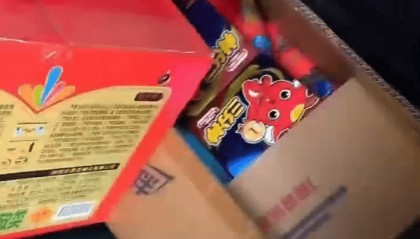 密密麻麻堆满！两亲家为给子女婚礼“添彩”，竟把私家车变成移动“火药库”