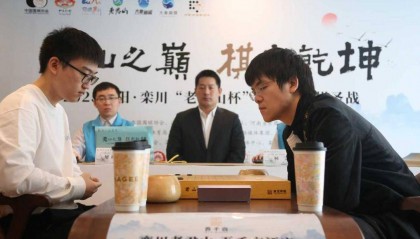 柯洁成就中国围棋棋圣战三连冠 赛后趴在棋盘上掩面哭泣