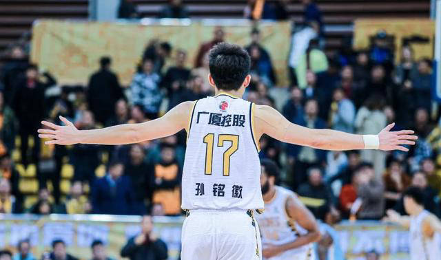 孙铭徽离队！广厦四换一重建，上海成最大受益方