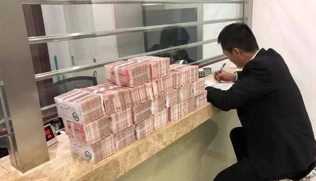 在银行存25万现金，要怎么存才有1万元年息？银行员工告诉你方法