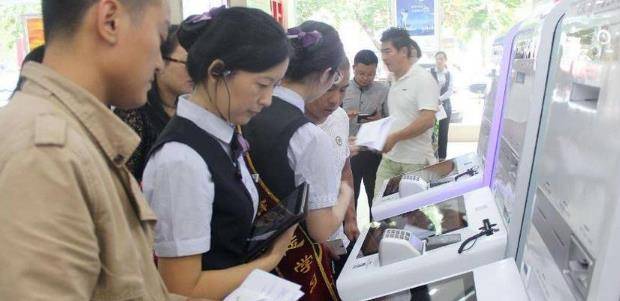 在银行存25万现金，要怎么存才有1万元年息？银行员工告诉你方法