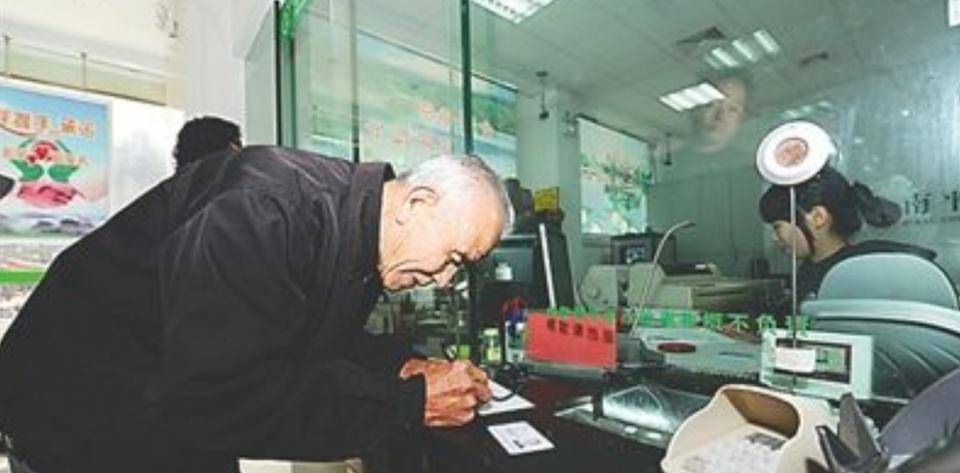 1958年，老农在银行存进77元，存了60年忘了取，最后取出了多少？