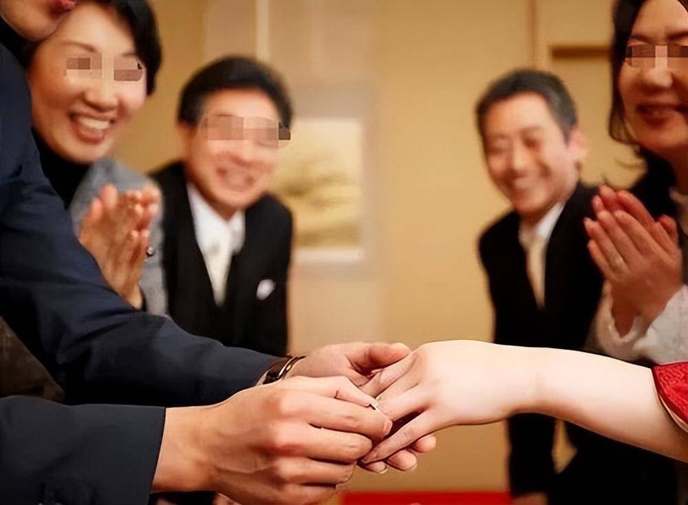回顾河南老人在建行存120万，儿子结婚取钱，银行：目前倒欠13万