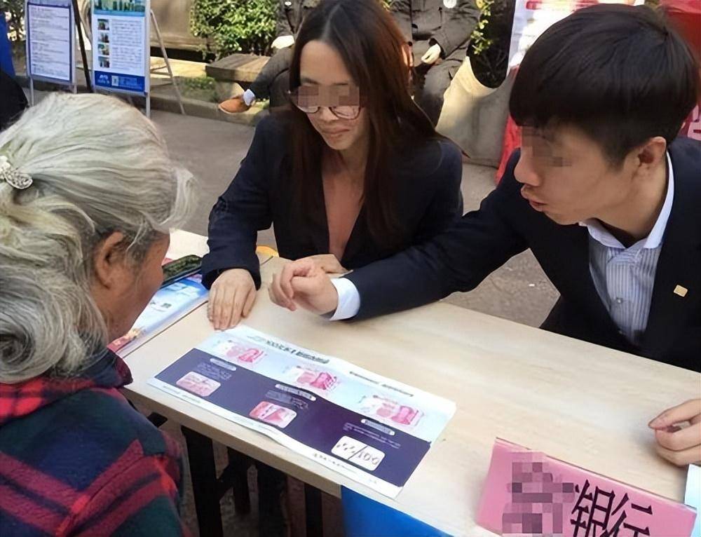 回顾河南老人在建行存120万，儿子结婚取钱，银行：目前倒欠13万