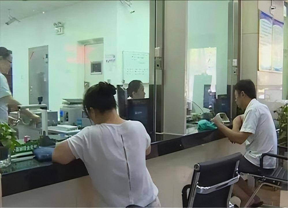 回顾河南老人在建行存120万，儿子结婚取钱，银行：目前倒欠13万