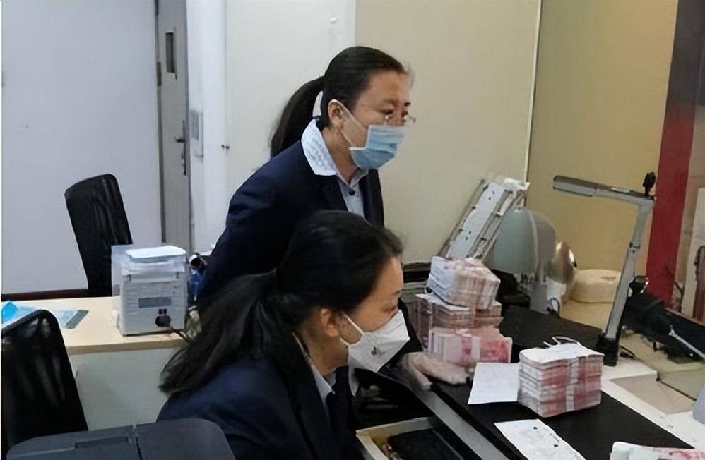 回顾河南老人在建行存120万，儿子结婚取钱，银行：目前倒欠13万