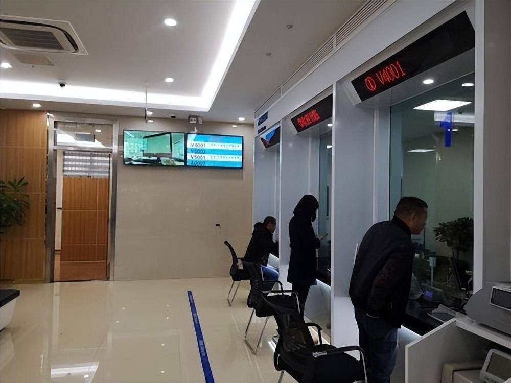 回顾河南老人在建行存120万，儿子结婚取钱，银行：目前倒欠13万