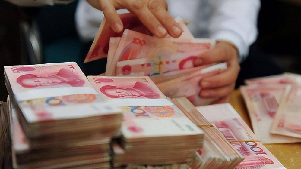 回顾河南老人在建行存120万，儿子结婚取钱，银行：目前倒欠13万