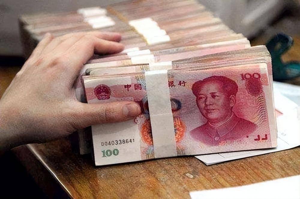 回顾河南老人在建行存120万，儿子结婚取钱，银行：目前倒欠13万