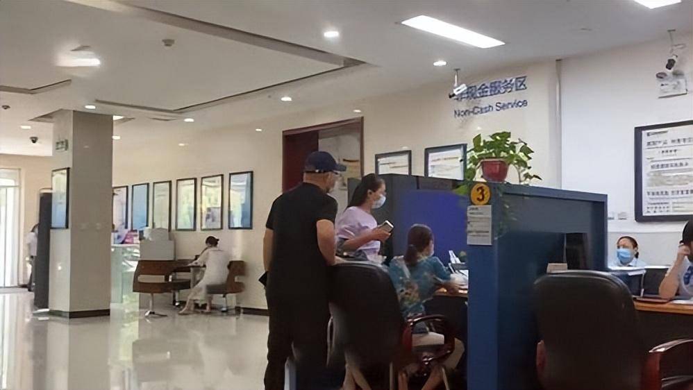 回顾河南老人在建行存120万，儿子结婚取钱，银行：目前倒欠13万