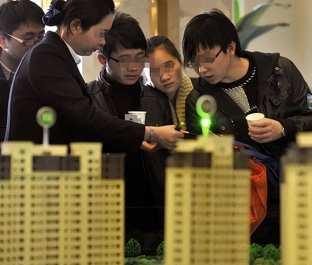 回顾河南老人在建行存120万，儿子结婚取钱，银行：目前倒欠13万