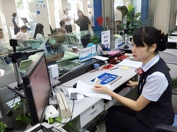 回顾河南老人在建行存120万，儿子结婚取钱，银行：目前倒欠13万