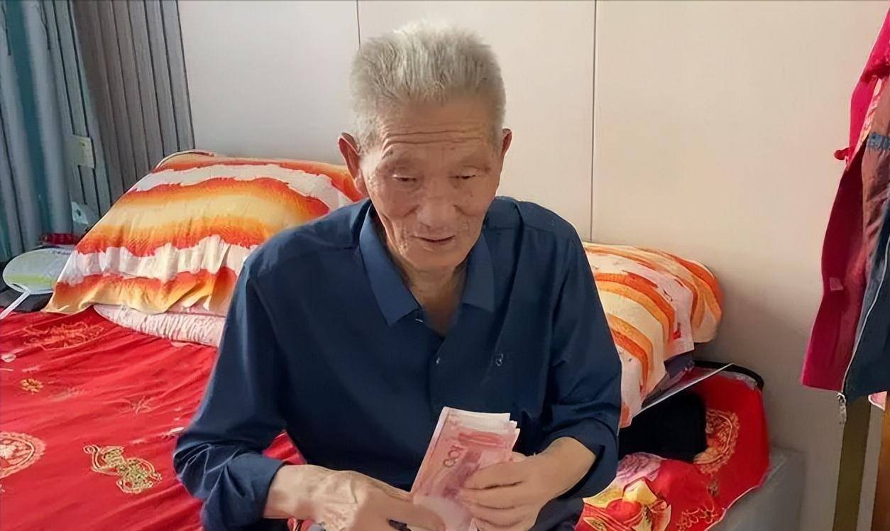 88年河北大爷在银行存了7000块，32年后想取出，银行：钱找不到了