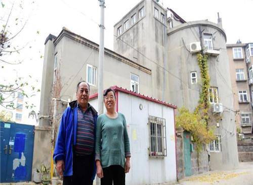 青岛一家人住日军炮楼58年，墙壁厚达72厘米，光通暖气就花了20年