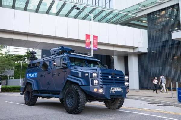 香港警察换新枪→国产CF98-A！超酷细节…