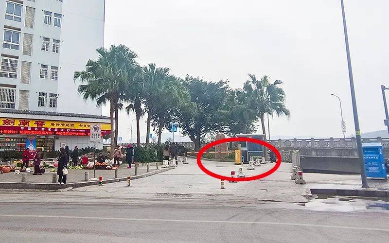 高层建筑·皇华三千里——私家车“为难”车库出入口道闸 公安民警和消防监督员“教育”驶离