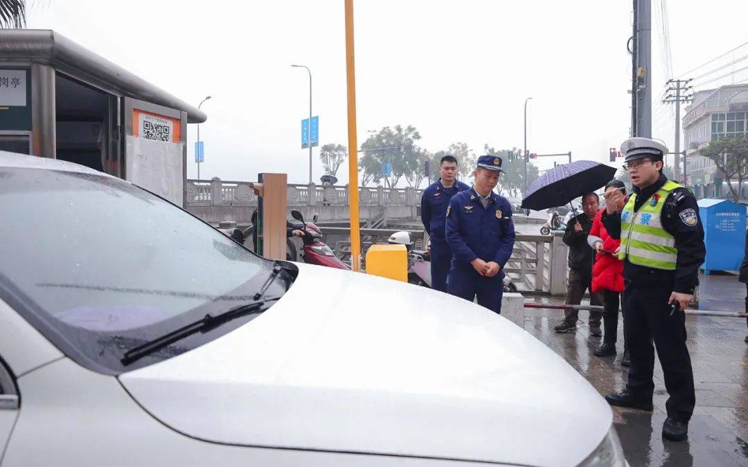 高层建筑·皇华三千里——私家车“为难”车库出入口道闸 公安民警和消防监督员“教育”驶离