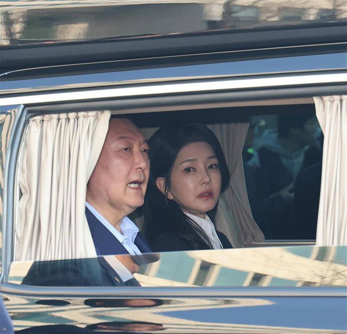 尹锡悦首张庭审照片曝光，一身西装配红领带，上次出庭曾发言93分钟