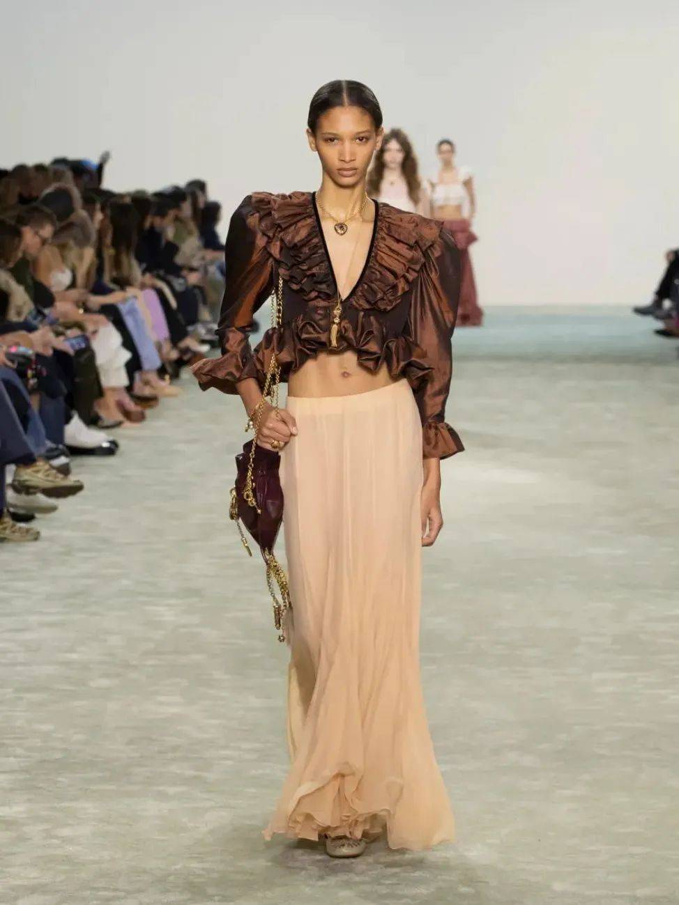 质感女人怎么都在穿这个颜色?