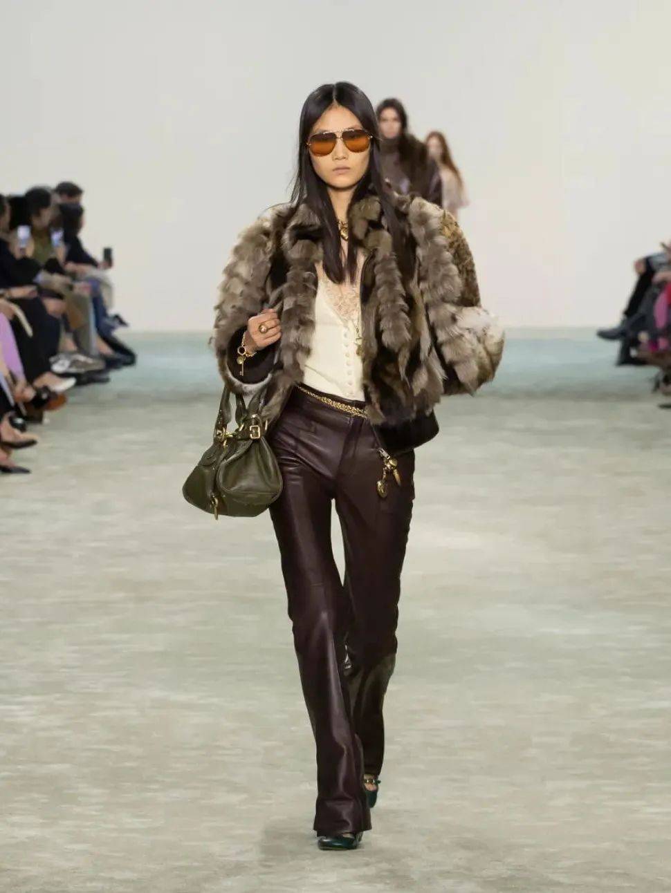 质感女人怎么都在穿这个颜色?