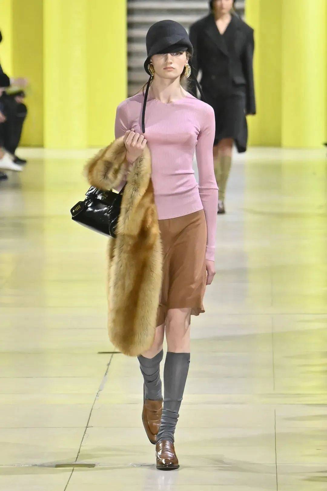 质感女人怎么都在穿这个颜色?