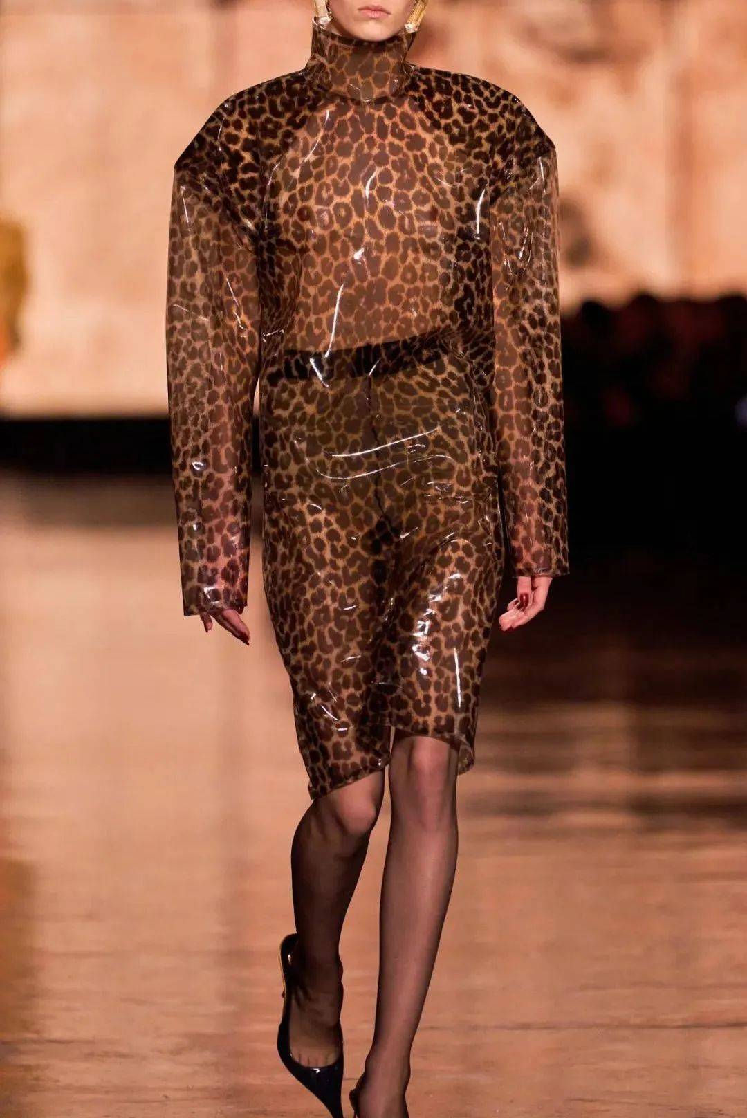 质感女人怎么都在穿这个颜色?