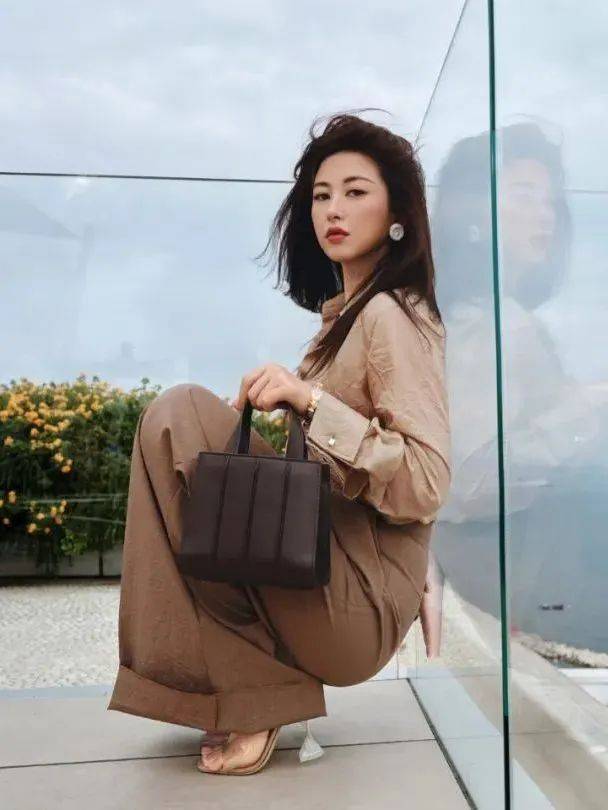 质感女人怎么都在穿这个颜色?