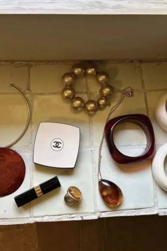 质感女人怎么都在穿这个颜色?