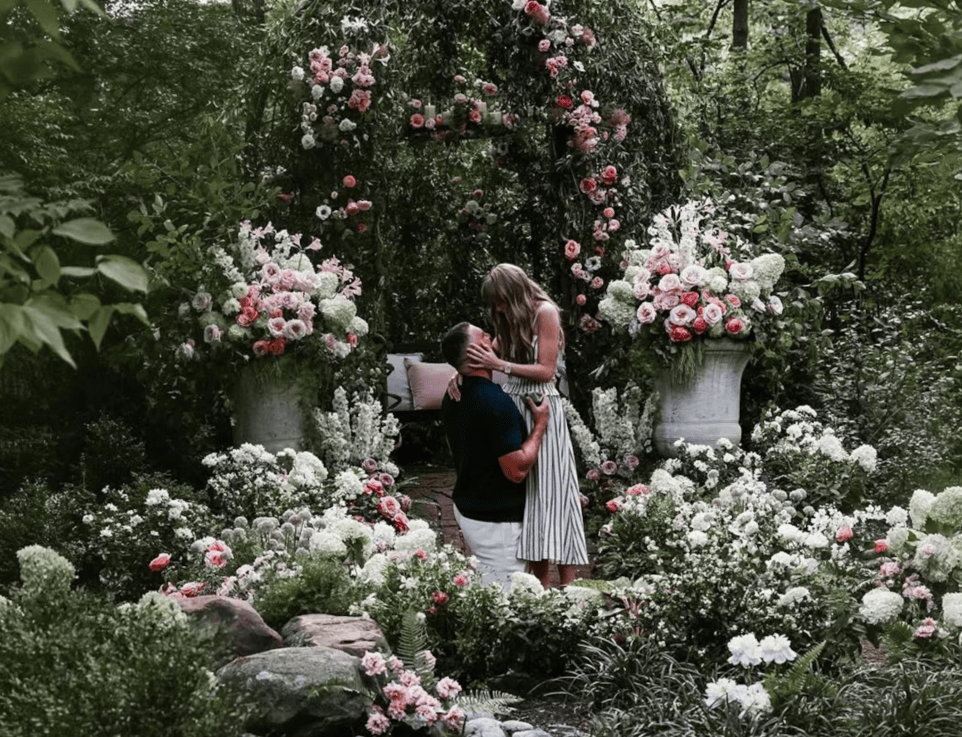 在交往了那么多任男友后,霉霉为什么最终选择和他订婚?